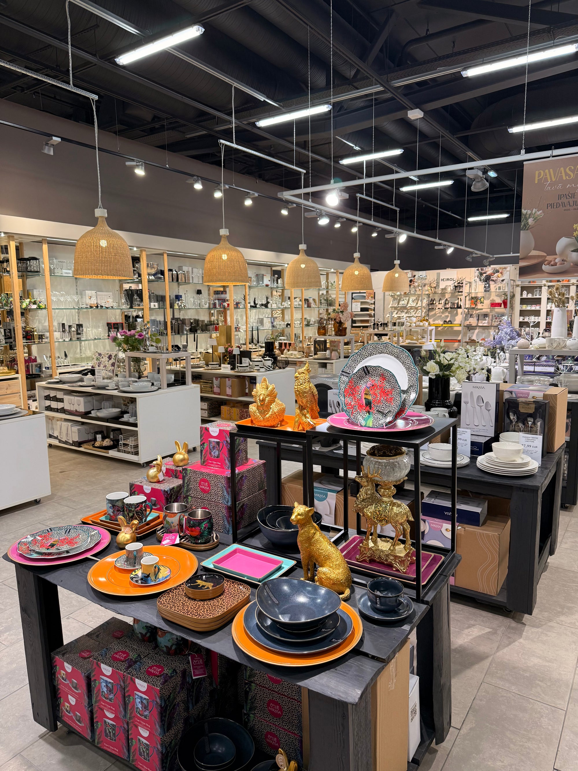 RITO veikala interjers ar traukiem un mājas precēm – plašs virtuves piederumu un dekoru klāsts vienuviet