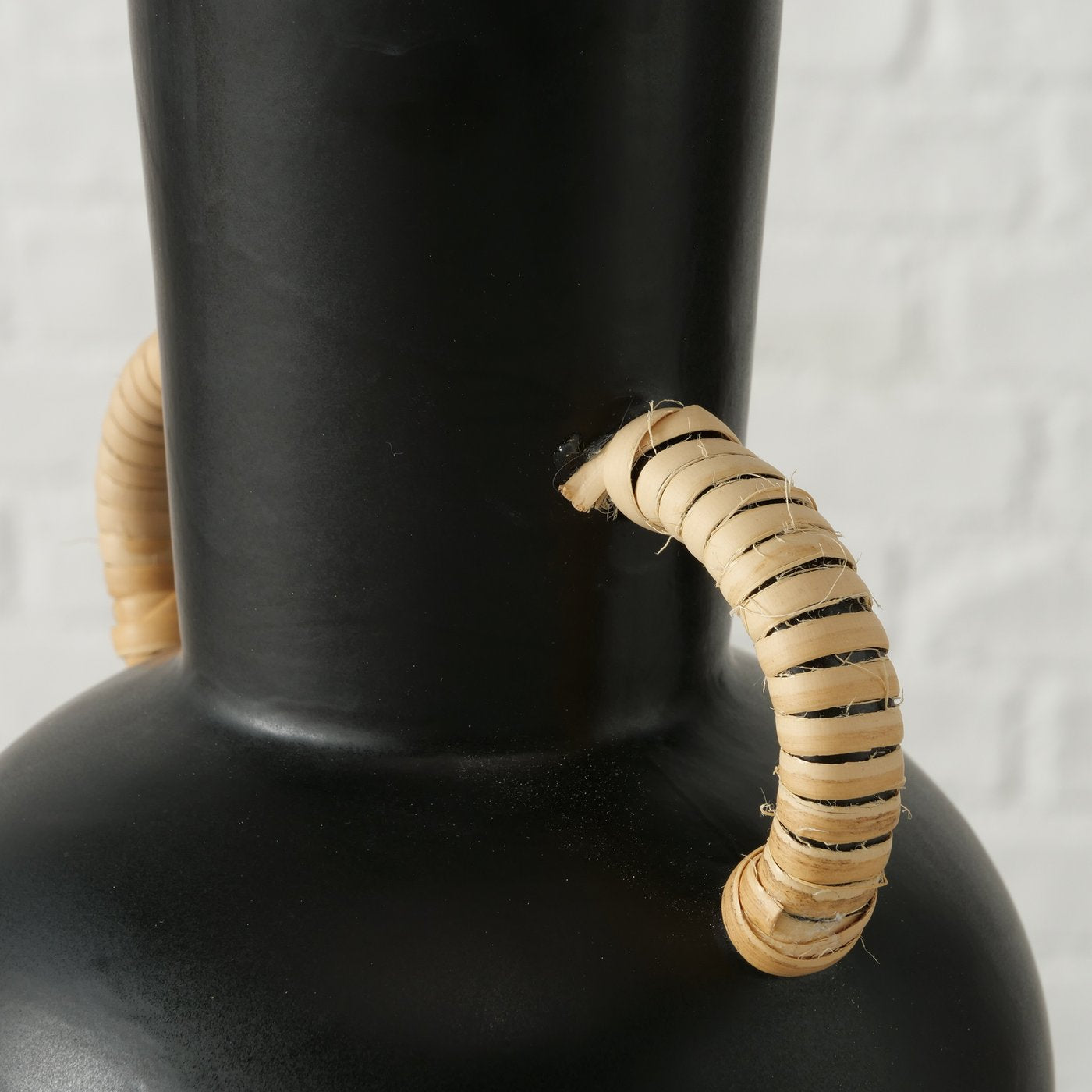 OLIMPIA VĀZE D15CM H22CM, 2 VEIDI, MELNA MATĒTA, KERAMIKA