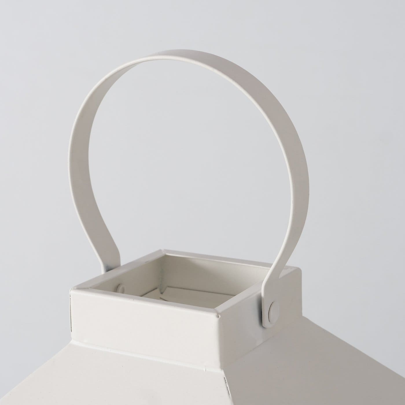 SCADO LATERNA AR ROKTURI H37CM, 22X22CM, BALTS, DZELZS PULVERA PĀRKLĀJUMS (2043969)