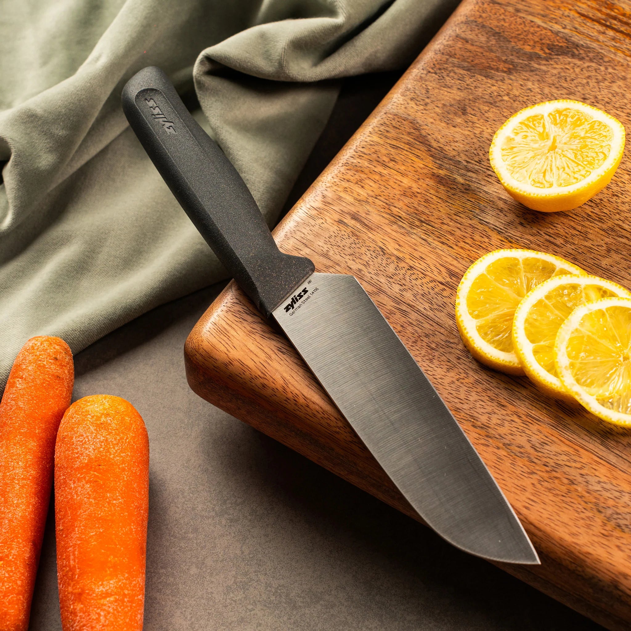 ZYLISS SANTOKU NAZIS 15CM, PĀRSTR.SALMU PLASTMASA/NER.TĒR.