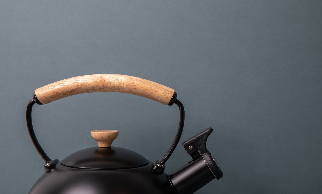LA CAFETIÈRE TĒJKANNA AR SVILPI 1.6L, MELNA, KOKA ROKTURIS, N/T