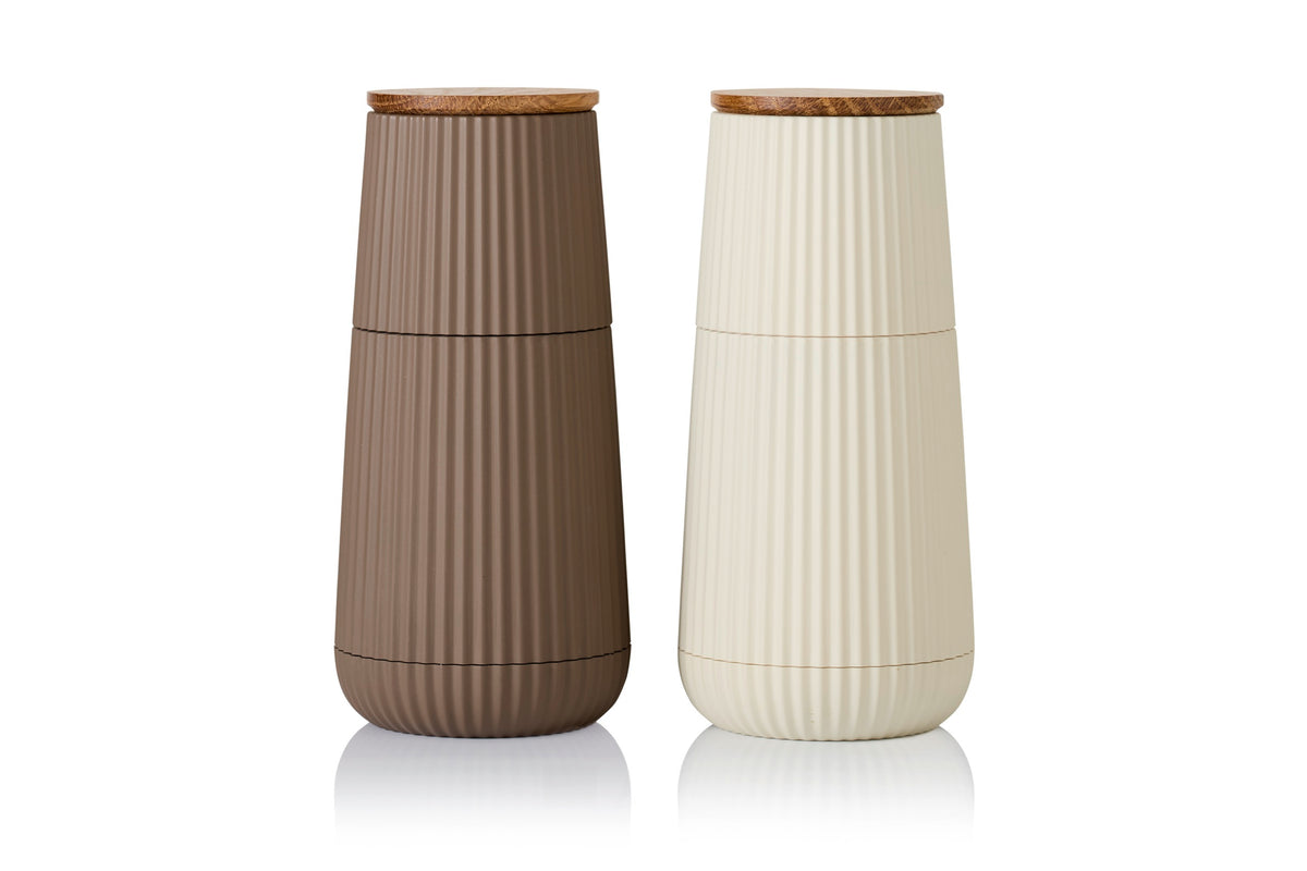 SCAPE SĀLS UN PIPARU,DZIRNAVIŅU KOMPL.2GAB.,,H12.3CM, D5.8CM, SMILŠU,KRĀSAS/KREMKRĀSAS,,OZOLKOKS/PLASTMASA