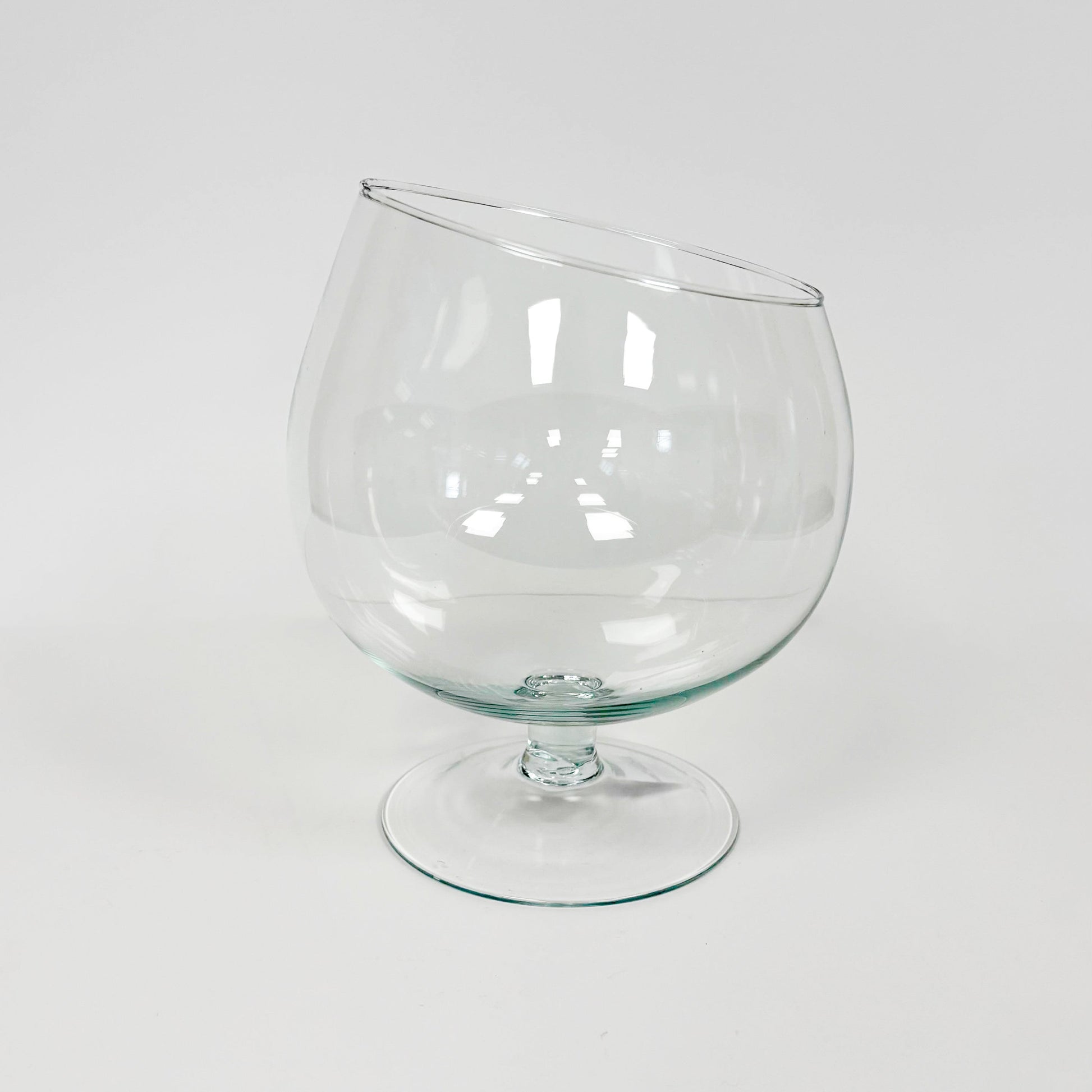 CZYSTY VĀZE-GLĀZE AR SLĪPU IEGRIEZ. H19CM, D15CM, UZ KĀJAS, STIKLS