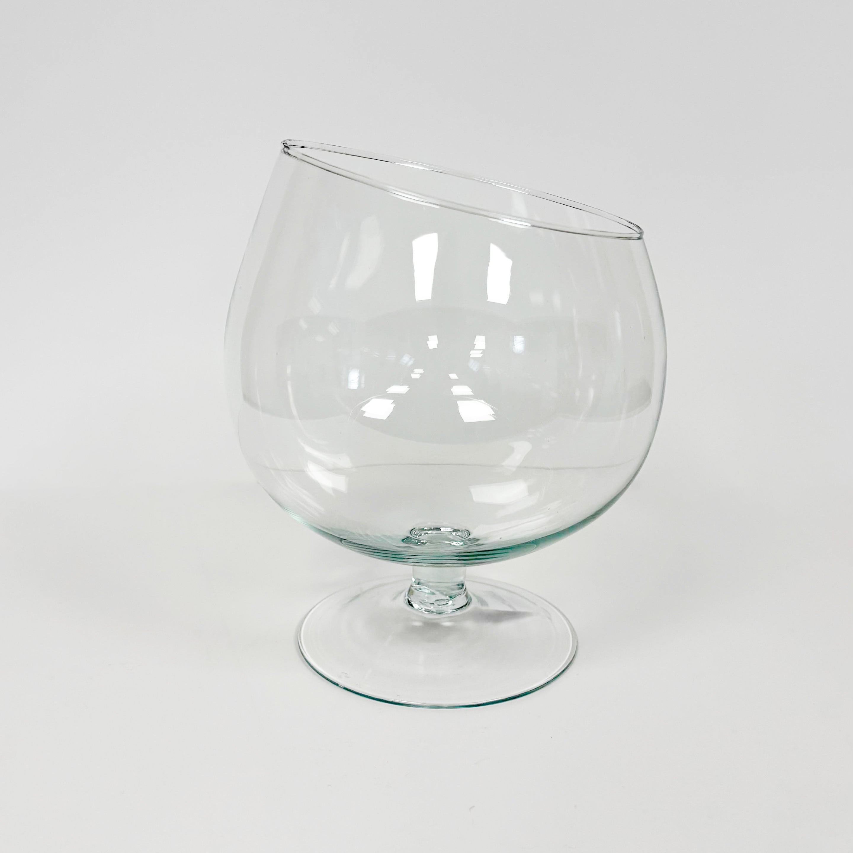 CZYSTY VĀZE-GLĀZE AR SLĪPU IEGRIEZ. H19CM, D15CM, UZ KĀJAS, STIKLS