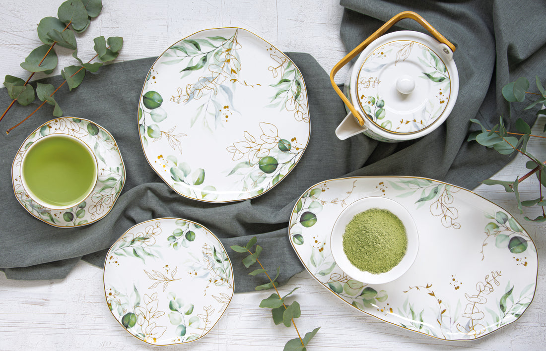 Dekoratīvs porcelāna trauku komplekts ar ziedu motīvu – šķīvji, tējkanna un servēšanas trauki galda klājumam