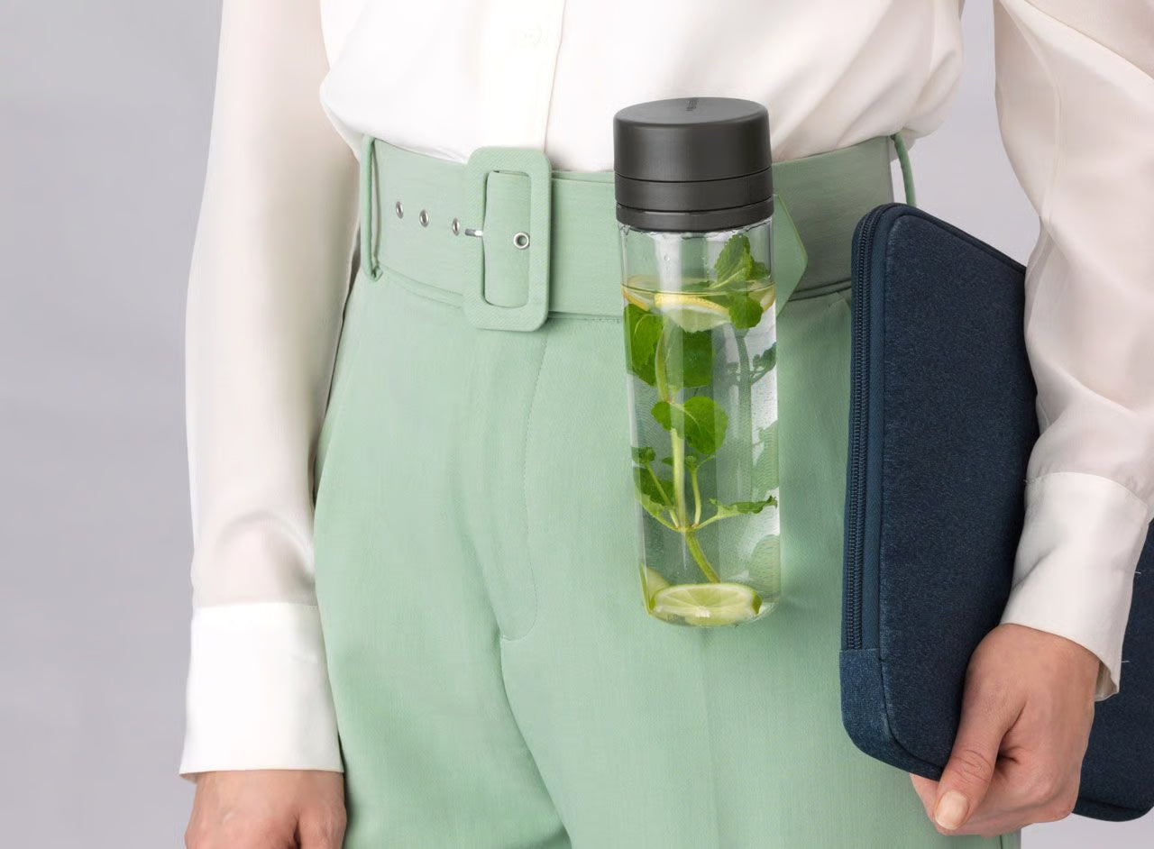 MAKE & TAKE ŪDENS PUDELE AR SIETIŅU, 0,5 L, TUMŠI PELĒKA