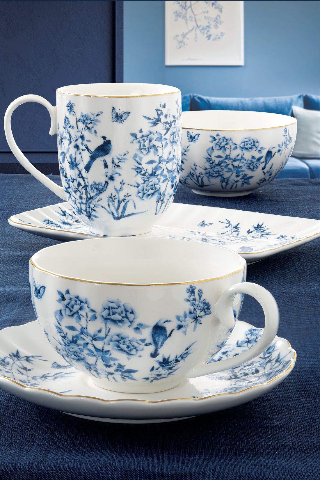 Porcelāna tējas servīze ar zilu ziedu rakstu – krūzes, šķīvīši un bļoda elegantam galda klājumam