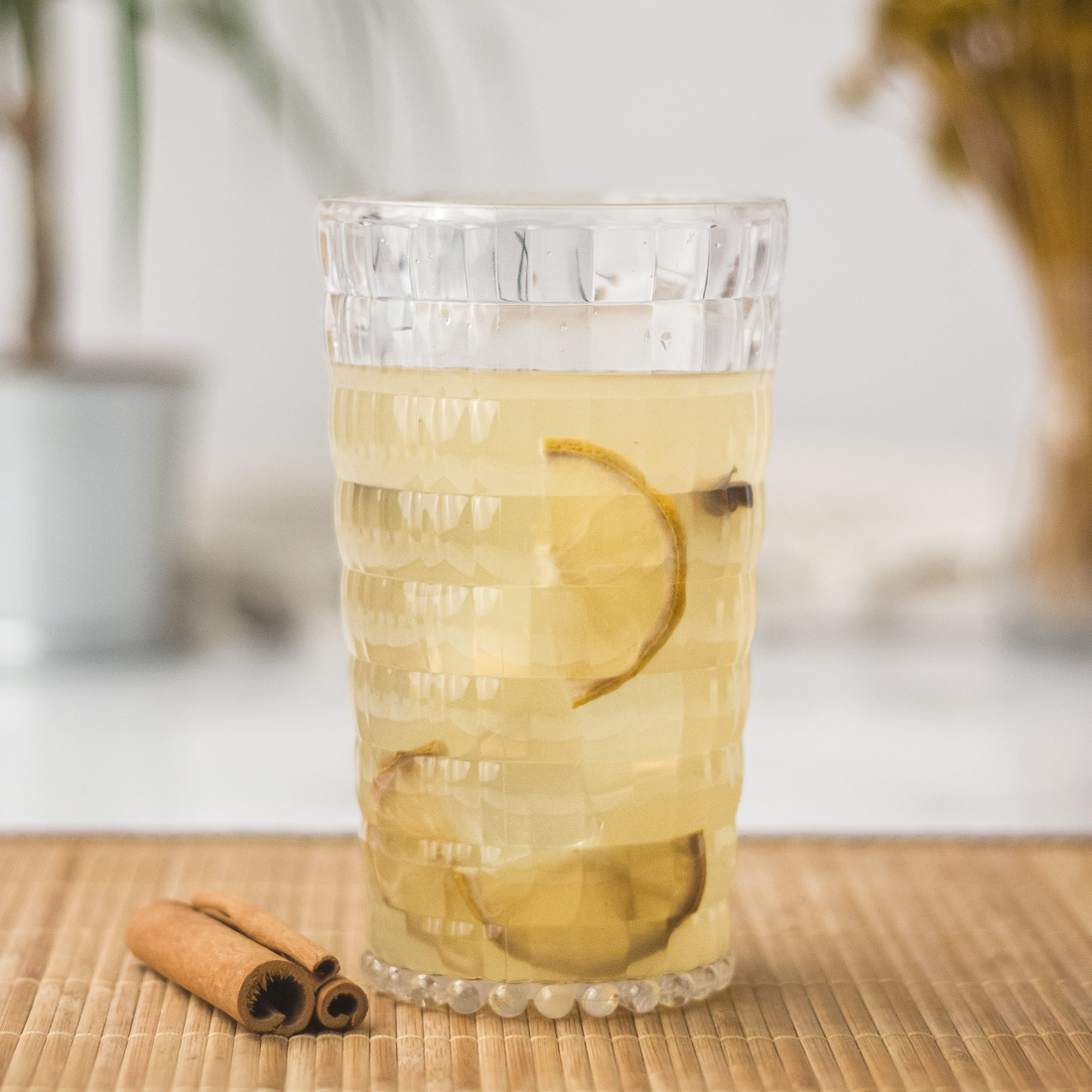 Stikla glāze ar teksturētu virsmu un dzērienu ar citronu – piemērota dzērienu pasniegšanai mājās