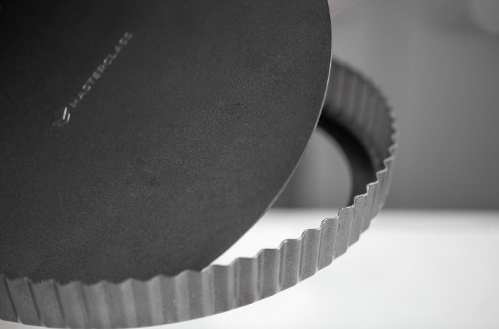 MASTERCLASS NON-STICK FLUTED LOOSE BASE QUICHE TIN ROUND 20CM, Masterclass